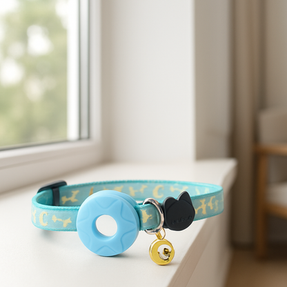 Collier GPS chat bleu ciel sur table
