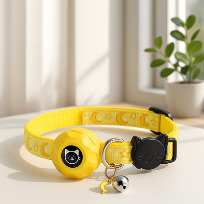 Collier GPS chat jaune sur table