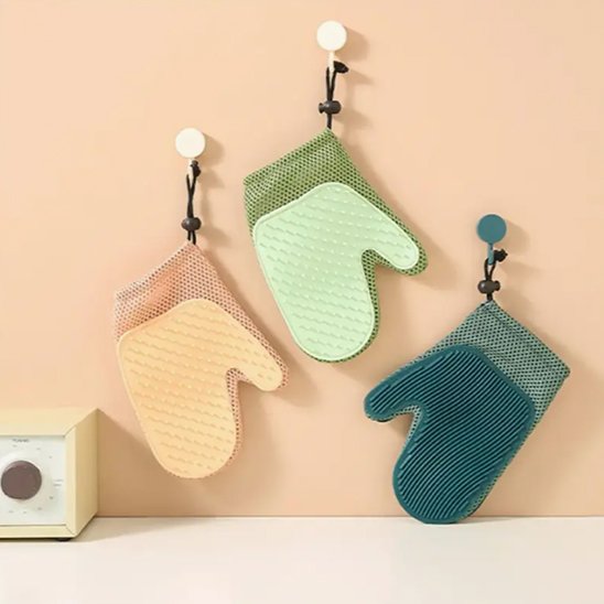 Gant de toilettage trois couleur accrocher sur mur