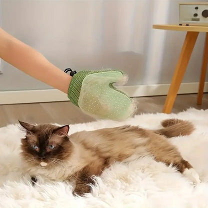 Gant de toilettage vert remplies de poils chat