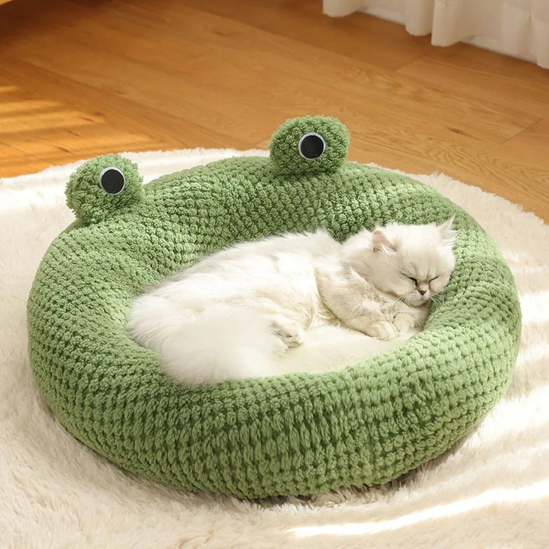 Niche pour chat rond en grenouille sur tapis